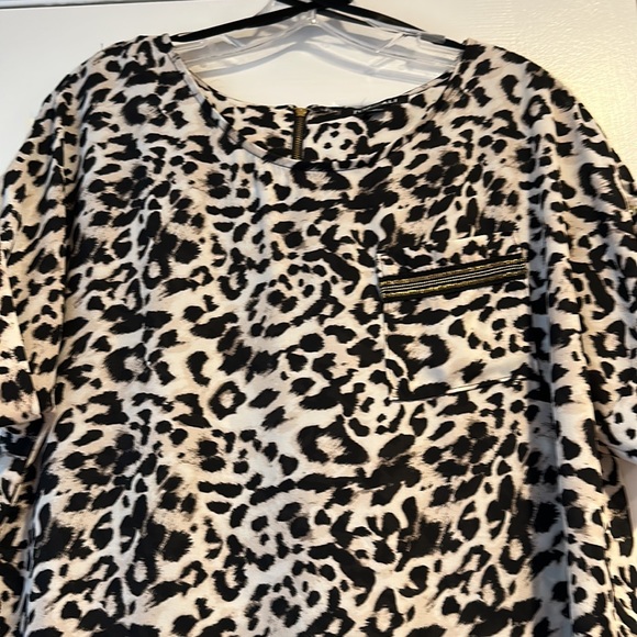 ROZ & Ali leopard print top with short side slit at bottom. - Picture 2 of 7